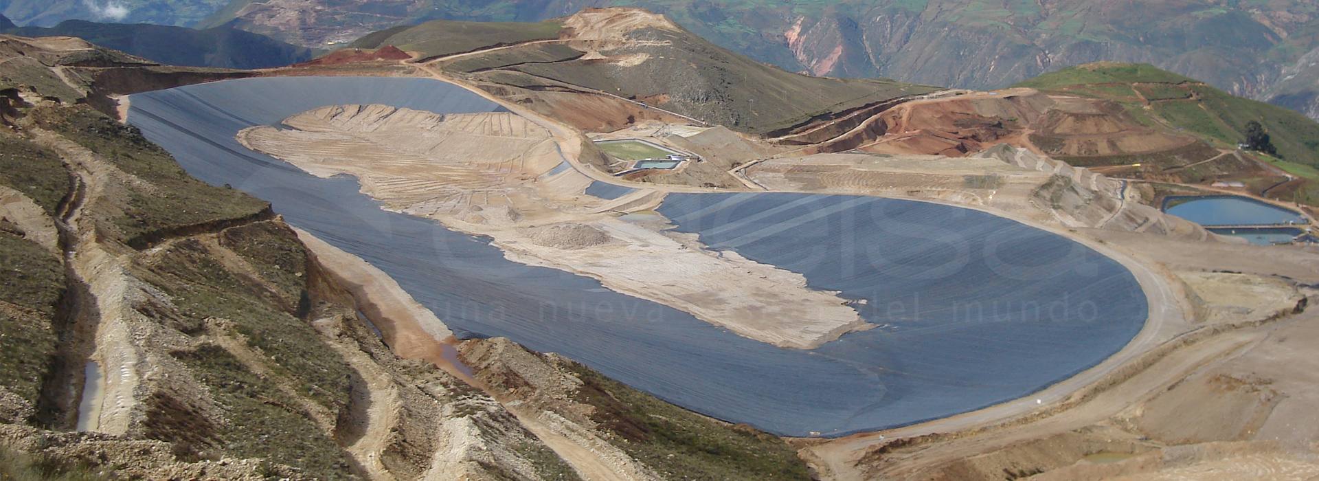 vista aerea de reservorio con geomembrana de pvc