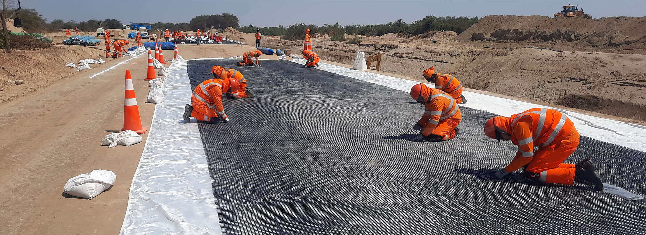 Trabajadores instalando geomalla - Cidelsa