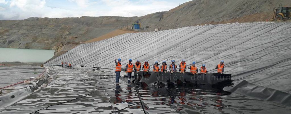 instalacion de geosintético en reservorio